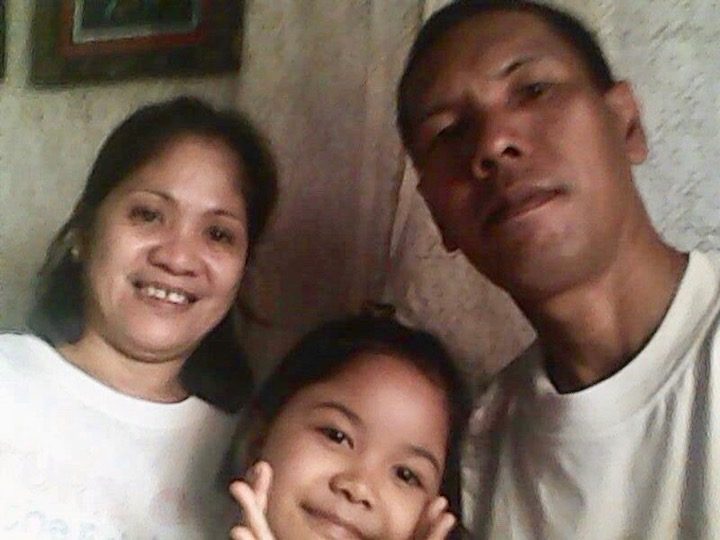 OUT OF WORK. Rodel Raquiza (right) with his family in their Antipolo, Rizal home. Photo from Raquiza 