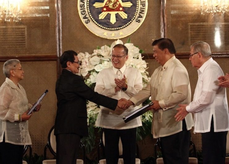HISTORIC. Then-president Benigno Aquino lll witnesses the hand over of the draft Bangsamoro Basic Law by Mohagher Iqbal and Teresita Quintos-Deles to then-House-speaker Feliciano Belmonte and then-Senate-president Franklin Drilon. File photo by Rey Baniquet/NIB/Malacañang Photo Bureau  