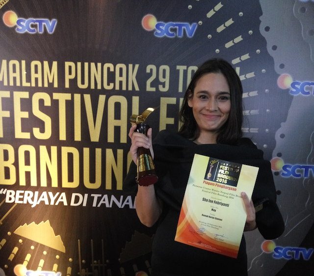 Sha Ine Febriyanti memenangkan kategori Pemeran Utama Wanita Terbaik 'Festival Film Bandung 2016'. Nama aktris Chelsea Islan juga menjadi pemenang di kategori ini bersama Ine. Foto oleh Rappler.com.  