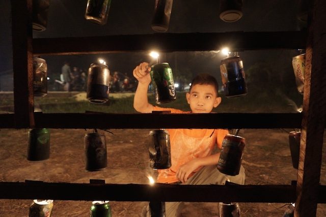 Pembuat lampu colok ini pada umumnya adalah anak-anak muda di kampung tersebut. Foto oleh Anton Muhajir/Rappler 