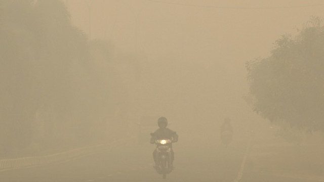 SUFFOCATING HAZE. Haze suffocates parts of Indonesia, Singapore, Malaysia and Thailand. ABDUL QODIR / AFP 
