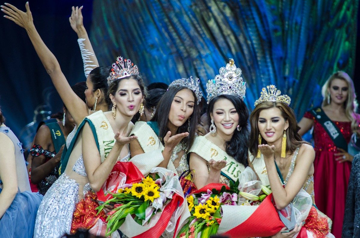 CONGRATS LADIES! Miss Earth Fire 2018 (Mexico), Miss Earth Water 2018 (Colombia), Miss Earth Air 2018 (Austria), and Miss Earth 2018 huddle on stage for a celebratory group pic. Photo by Rob Reyes/Rappler 