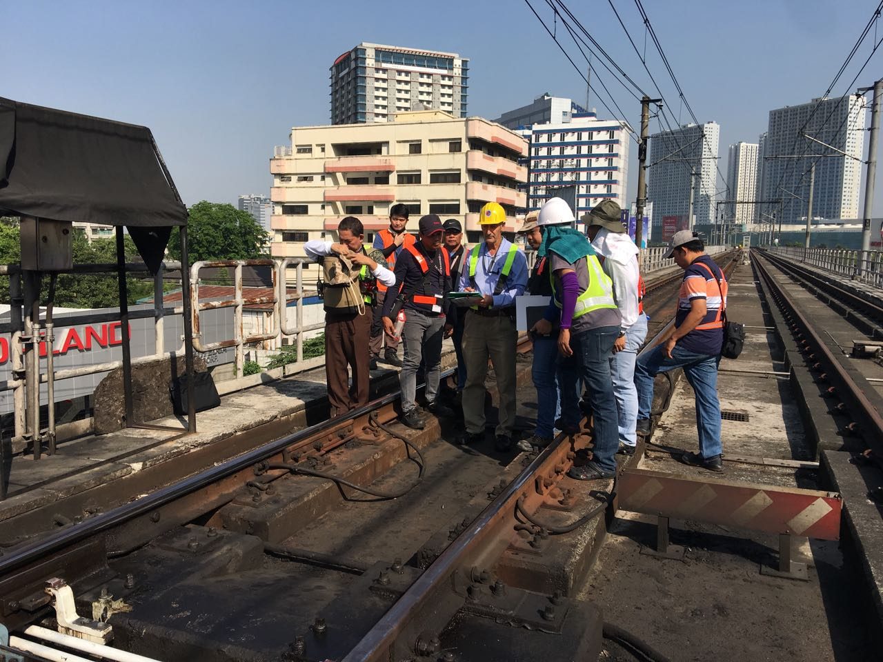 TRACKS. MRT3 Director for Operations Mike Capati leads the inspection of railway tracks. 
