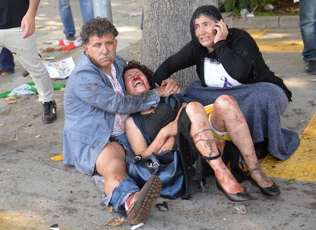 EXPLOSION. People try to help an injured woman after multiple explosions ahead of a rally in Ankara, Turkey, October 10, 2015. Twin bomb blasts killed at least 95 people outside a train station in the Turkish capital, Ankara, as pro-Kurdish groups were gathering for a planned peace rally. Turkey's Interior Ministry also said that 126 people were injured in the explosions, which it condemned as a 'heinous attack.' EPA/STR 
