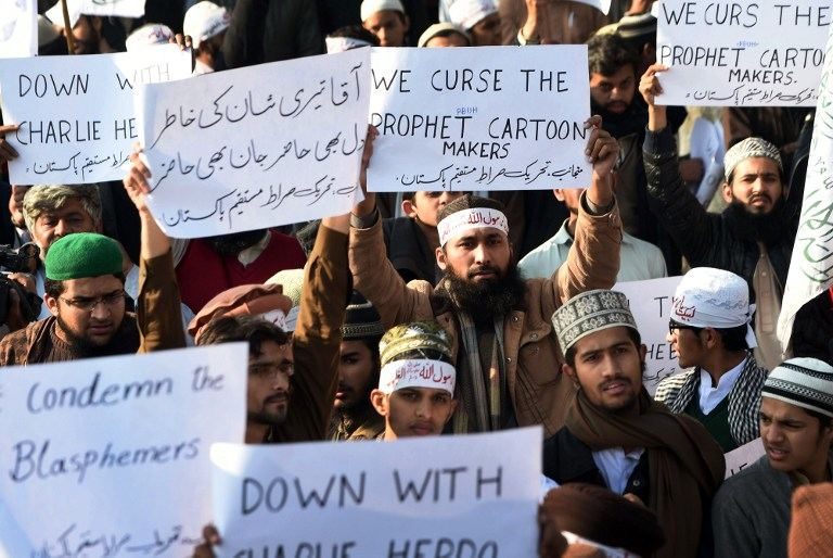 Protes atas sampul edisi terbaru Charlie Hebdo memicu demo ribuan orang di Pakistan, 10 tewas. Foto oleh AFP