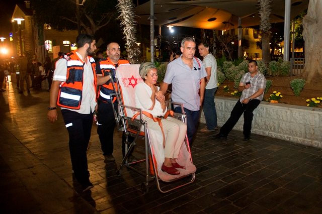 Dua pria Palestina melakukan penembakan di salah satu pusat perbelanjaan dan wisata di Tel Aviv, Israel pada Rabu, 8 Juni 2016. Pemerintah Israel kemudian membekukan izin lintas. Foto oleh Johanna Geron/EPA