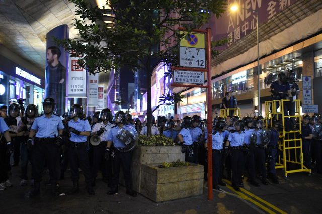 DISPERSING DEMONSTRATORS. Police move forward to disperse demonstrators at a pro-democracy protest site in the Mongkok district of Hong Kong on November 25, 2014. Photo by Philippe Lopez/AFP