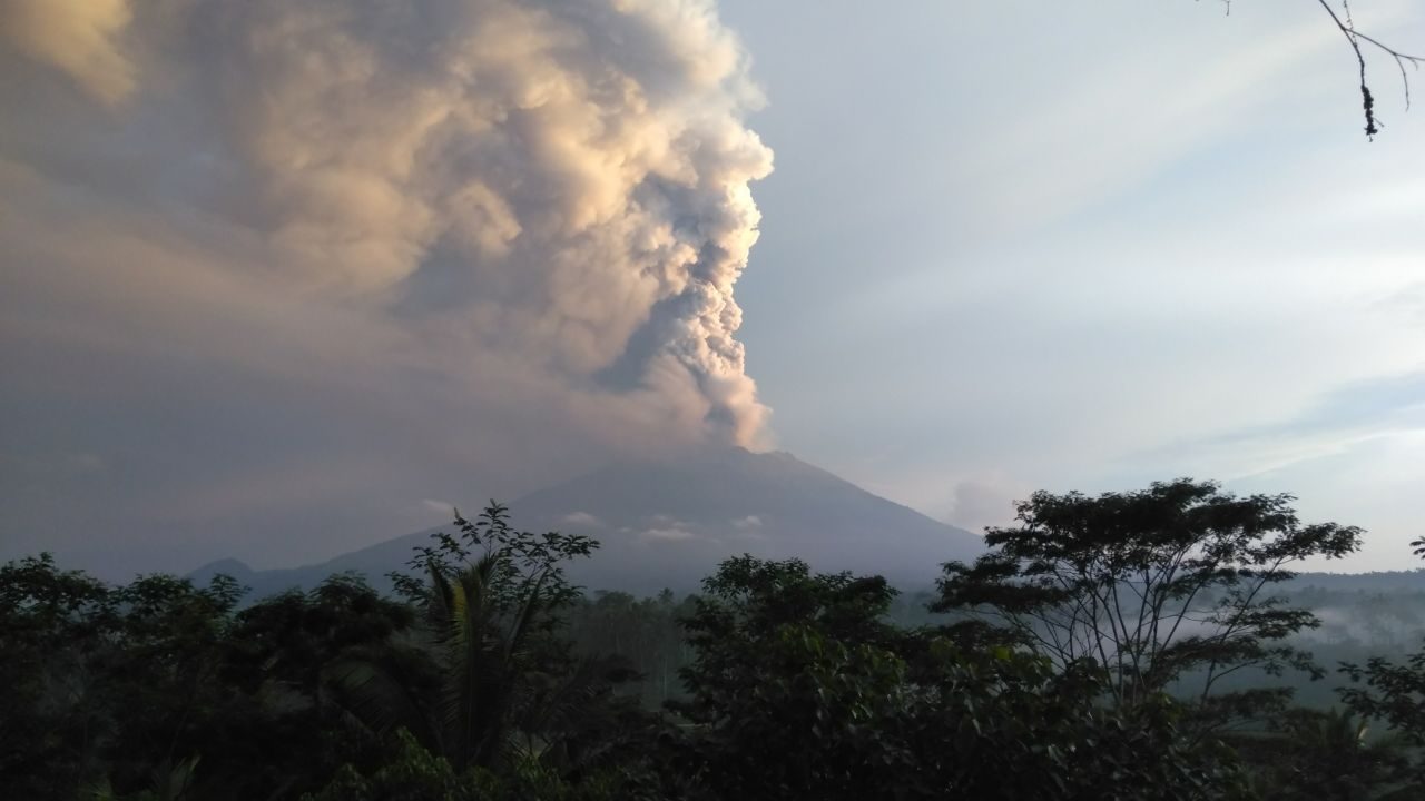 Penampakan Gunung Agung pada Selasa pagi (28/11). Foto istimewa 