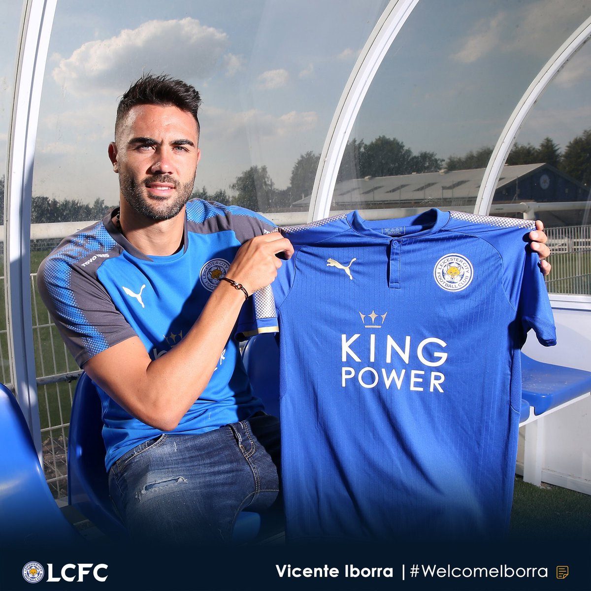 Vicente Iborra telah resmi pindah ke Leicester City dari Sevilla. Foto dari Twitter/@LCFC 
