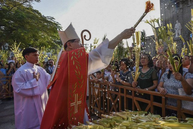 TOP PRELATE. Manila Archbishop Luis Antonio Cardinal Tagle blesses palm fronds (palaspas) outside the Manila Cathedral on March 25, 2018. Photo by Maria Tan/Rappler 