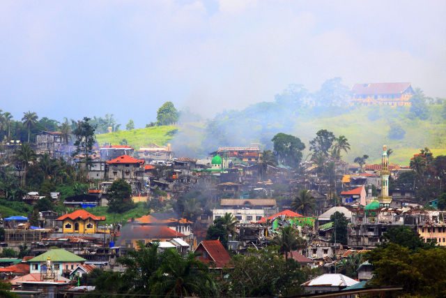 SMOKE IN MARAWI. Smoke rises as ground combat between government troops and the Maute Group spreads onto 4 fronts. Photo by Bobby Lagsa/Rappler. 
