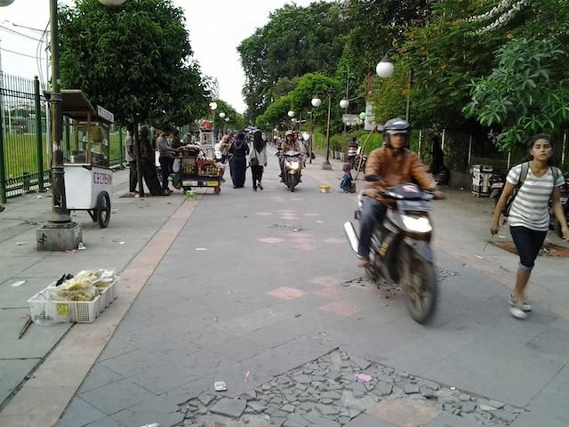 Pengendara motor melintasi trotoar membahayakan pejalan kaki. Foto dari Koalisi Pejalan Kaki/Facebook 