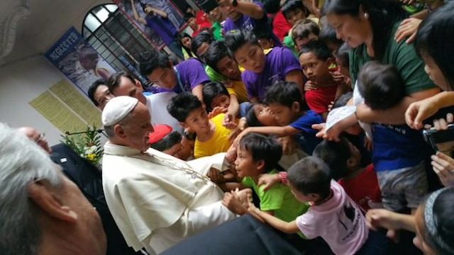 MEETING THE KIDS. Pope Francis meets with street children under the care of Tulay ng Kabataan after the Mass at the Manila Cathedral, January 16, 2015. Image courtesy Fr Antonio Spadaro/Twitter