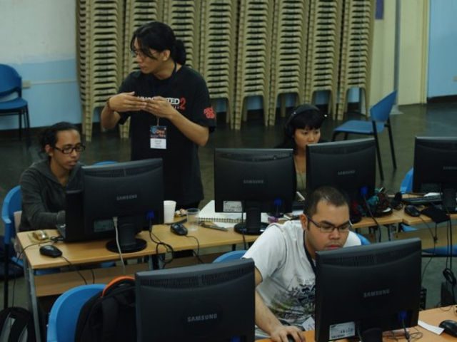 MANILA GAME JAM 2010. Marnielle Estrada, Co-Founder of Squeaky Wheel, at the leftmost of the photo alongside other jammers. Photo contributed by Ryan Sumo. 