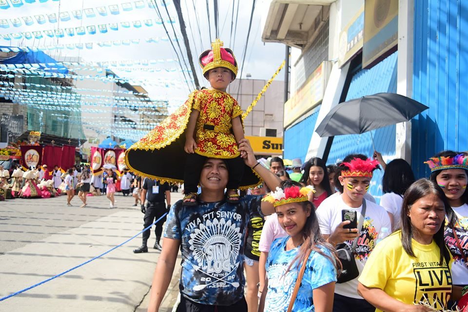 A SECOND CHANCE. Carmela Redoble and Lester Atillo attend the Sinulog Grand Parade on January 19 with their child. Photo by Eiver Villegas 