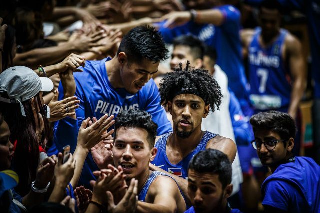 FAN LOVE. Gabe Norwood (C) and the rest of Gilas Pilipinas get some love from Pinoys watching in Lebanon. Photo from FIBA.com 