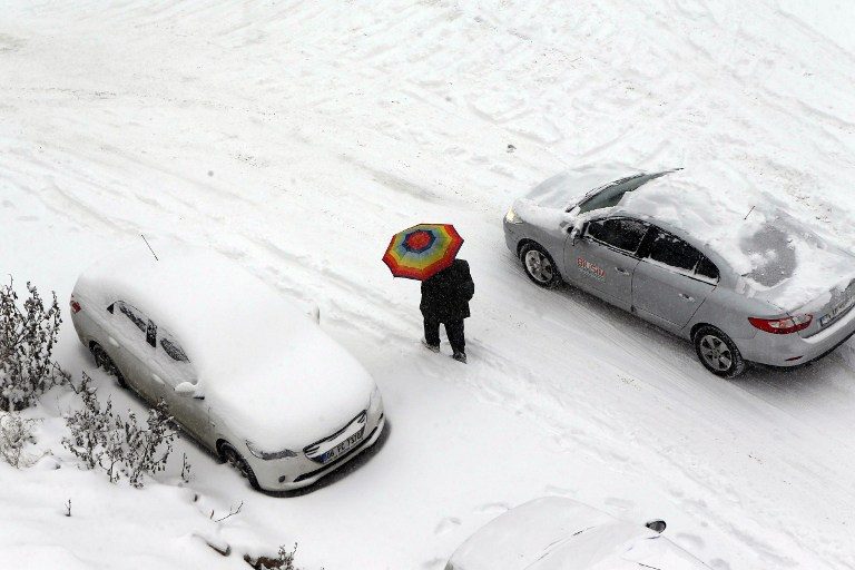 Travel chaos as heavy snow hits Turkey