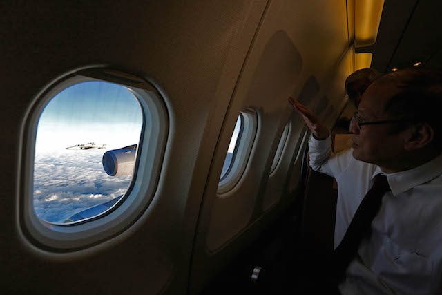 FIGHTER JETS. President Aquino watches a Philippine FA50 fighter jet escorting his airplane in February 2016. Malacañang photo bureau  