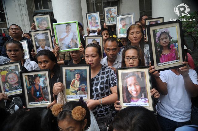 SEEKING JUSTICE. Families of children whose deaths after receiving Dengvaxia are being investigated at the Department of Justice in Manila on Thursday, April 5, 2018. Photo by Ben Nabong/Rappler  