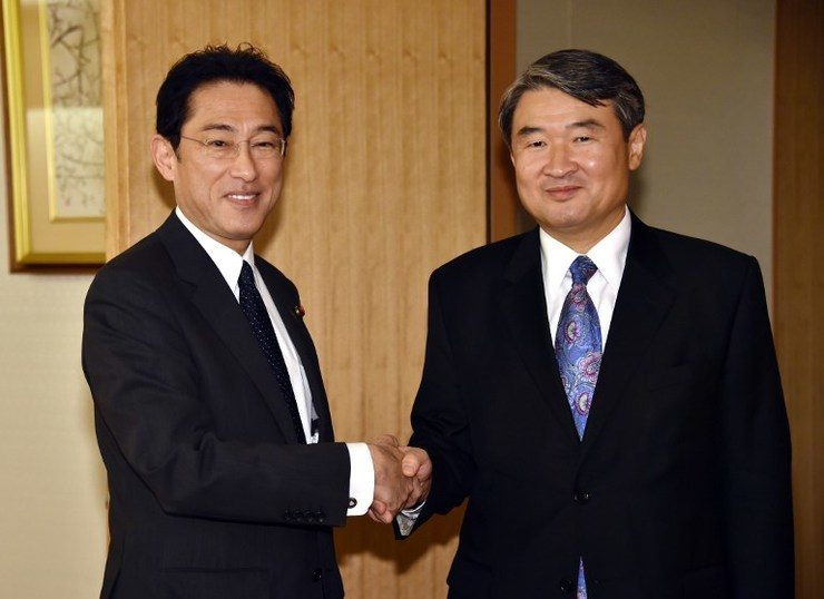 Japan, South Korea agree to work towards warmer ties
