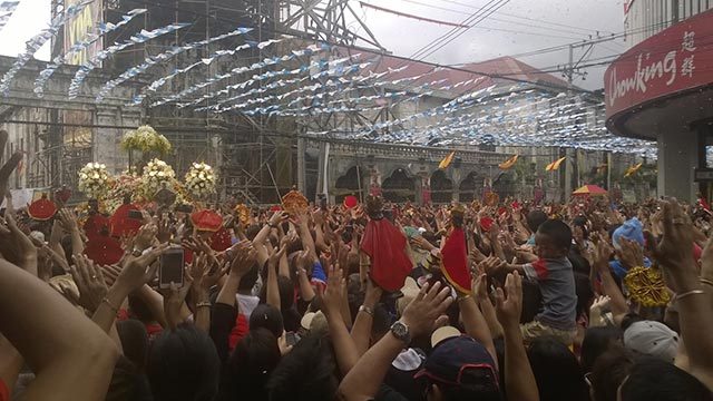 YEARLY TRADITION. Devotees await the image of the child Jesus emerge from the Basilica del Santo Niño in Cebu. Photo by Dale Isralel/Rappler
