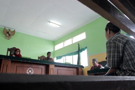 Tedakwa berinisial JA mengikuti sidang sidang kasus pemerkosaan Yn (14) di Pengadilan Negeri (PN) Rejang Lebong, Bengkulu, Kamis (29/9). Foto oleh David Muharmansyah/ANTARA 