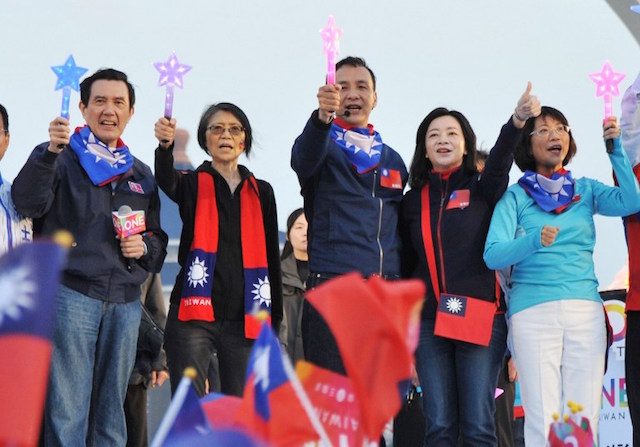 RULING PARTY. (L to R) President Ma Ying-jeou, first lady Chow Mei-ching, Eric Chu, presidential candidate from the ruling Kuomintang (KMT), Eric Chu's wife Kao Wan-qian, and Eric Chu's presidential elections counterpart Wang Ju-hsuan, gesture to supporters during an election campaign in Taipei on January 9, 2016. Sandy Cheng/AFP 