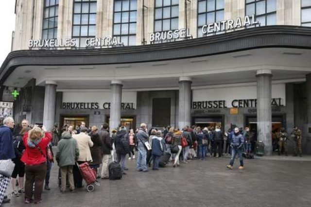 Pemandangan ketika warga Brussel harus antre masuk ke dalam stasiun metro pada Rabu, 23 Maret pasca terjadi insiden bom bunuh diri. Foto oleh PPI Belgia 