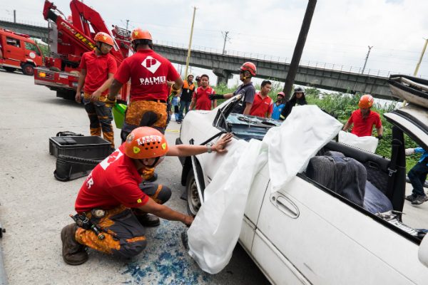 CRITICAL. Rescue workers extract mock victims trapped inside a vehicle during the Metro Manila Shake Drill at the LRT2 Santolan Depot in Pasig City on Thursday, July 30, 2015. Photo by Pat Nabong 
