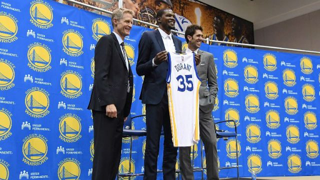 A WARRIOR. Kevin Durant (middle) enters the next stage of his career with another franchise. File photo by Thearon W. Henderson / GETTY IMAGES NORTH AMERICA / AFP 
