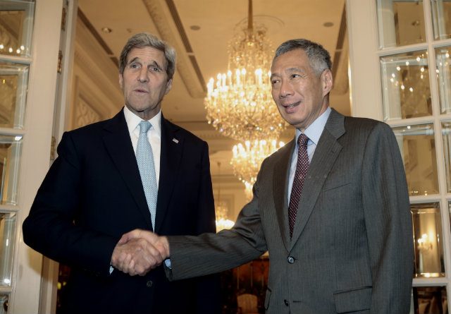 GEOPOLITICAL CHALLENGE. Mahbubani says the rivalry between the US and China will put Singapore in a 'tough spot,' being 'best friends' with the two superpowers. File photo of US Secretary of State John Kerry and Singapore Prime Minister Lee Hsien Loong by Wallace Woon/EPA 