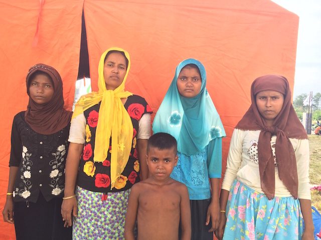 Pengungsi Rohingya di kamp Kuala Langsa, Aceh Utara, Sabtu, 16 Mei 2015, didominasi oleh perempuan dan anak-anak. Dari kiri ke kanan: Nurul Jannah (13 tahun), Sahinur Begom (20), Nurhabbah (16), Shahakkara Bibi (14). Foto oleh Febriana Firdaus/Rappler 