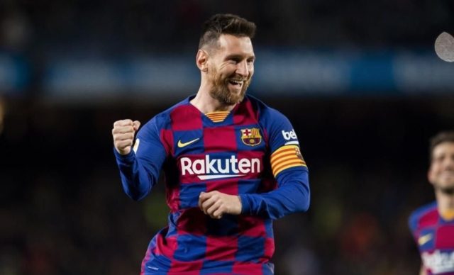 Messi sparkles in Barcelona Christmas stroll