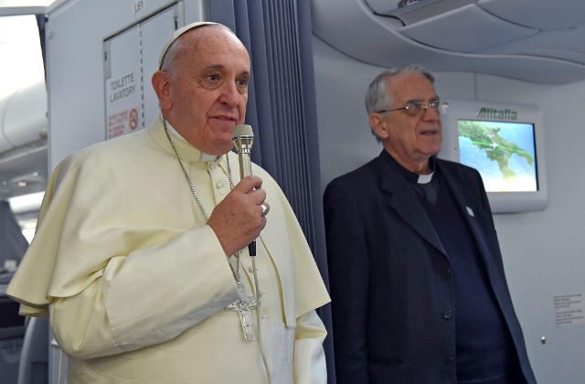 TALKING TO THE NEWS. Pope Francis (L) talks with journalists on the plane, during his flight from Rome, Italy, to Colombo airport, Sri Lanka, 12 January 2015. Photo by Ettore Ferrari/EPA
