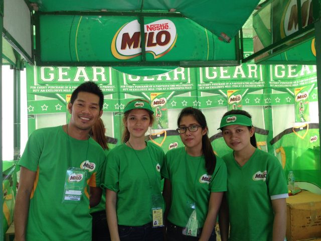 VICTORY. (From L-R): Joseph Pesito, Shalamar Morado, Irish Panuelos, and Mary Grace Cortez, who man the Milo booth giving out free drinks at Palarong Pambansa, expect Manny Pacquiao's victory. Photo by Mars Alison/Rappler 