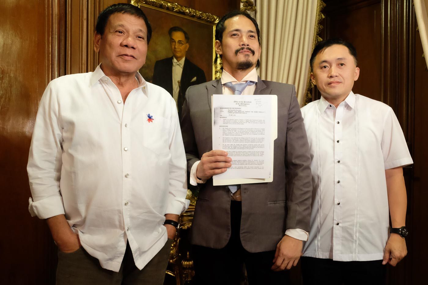 ABSOLUTE CLEMENCY. President Rodrigo Duterte and Special Assistant to the President Christopher Go pose with actor Robin Padilla who shows the documents on the executive clemency granted by the President during their meeting at the Malacañang Palace on November 15, 2016. Photo by Rene Lumawag/PPD  