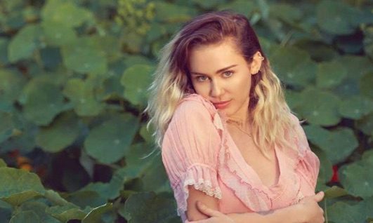 Miley Cyrus akan mengeluarkan lagu terbaru tentang Liam Hemsworth berjudul 'Malibu' pada Kamis, 11 Mei mendatang. Foto dari Instagram/@mileycyrus 