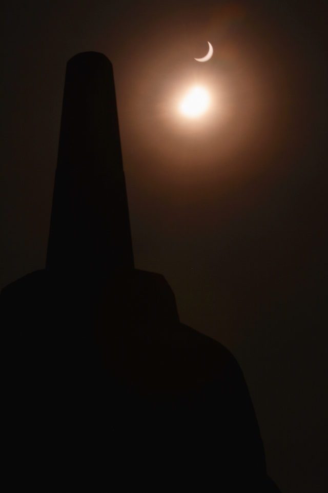 MAGELANG. Gerhana Matahari Parsial yang diabadikan dari Candi Borobudur, Magelang, Jateng, Rabu (9/3). Foto oleh R. Rekotomo/Antara 