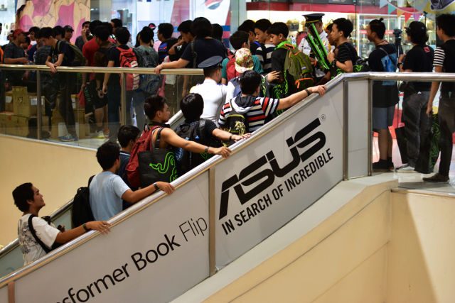 UNEXPECTED TURN-OUT. The line to the Razer store at the fourth floor reached until SM North EDSA’s ground floor. 