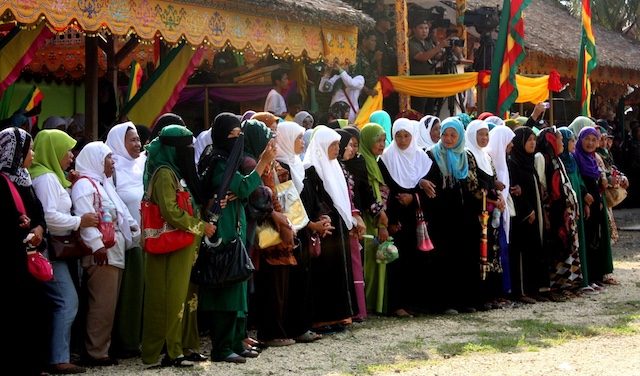 ROAD TO PEACE. Women in Camp Darapanan await the signing of the Framework Agreement on the Bangsamoro in Malacanang in Manila on October 15, 2012. 