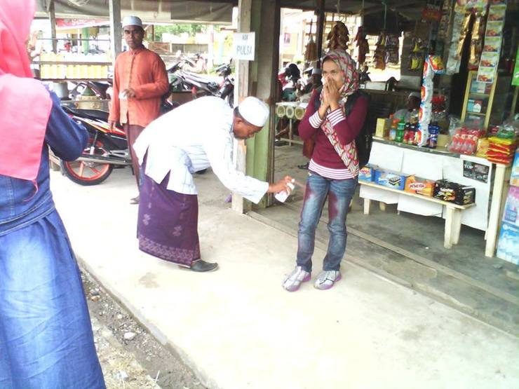 Perempuan bercelana ketat di Aceh disemprot cat