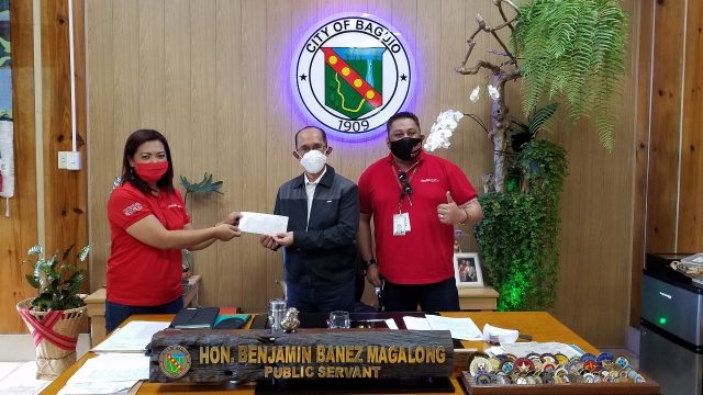 TURNOVER. Janeth Martin (left), project lead of the Honesty Cart, turns over donations generated from the carts to Baguio City Mayor Benjamin Magalong (center). The donation will be used to prepare and distribute food to the city's frontliners through the Baguio Community Kitchen. 