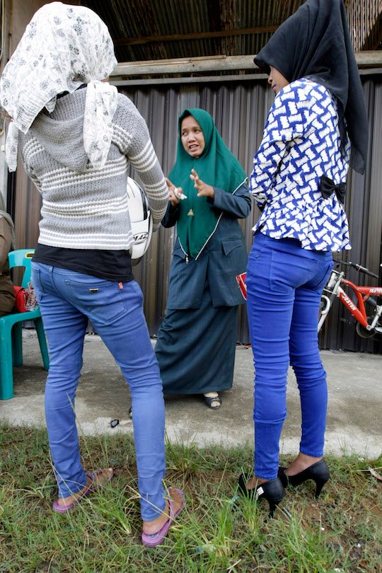Dua perempuan Aceh mengenakan celana jeans ketat. Di Aceh perempuan dilarang berpakaian ketat, karena dianggap tidak sesuai dengan Syariat Islam. Foto oleh EPA 