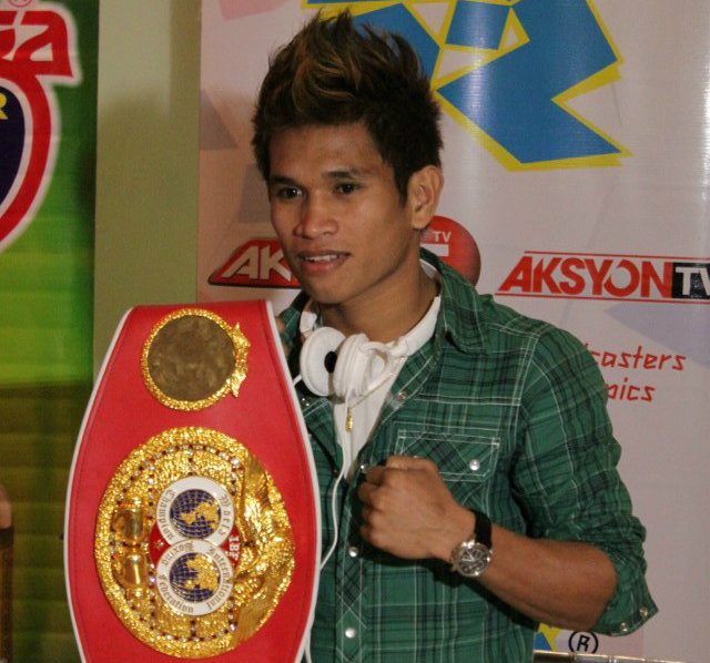 Filipino boxer Casimero seeks lost glory against Ruenroeng