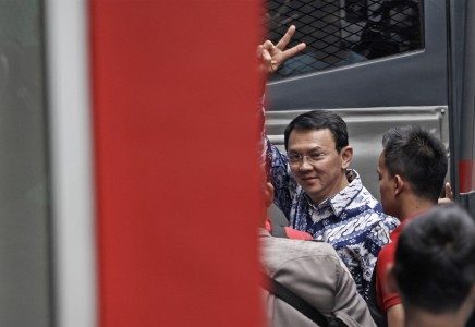 Basuki Tjahaja Purnama atau Ahok melambaikan tangan saat tiba di rumah tahanan LP Cipinang, Jakarta, Selasa (9/5). Foto oleh Ubaidillah/ANTARA 
