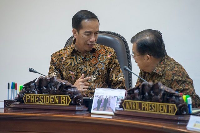 Presiden Joko Widodo (kiri) berbincang dengan Wapres Jusuf Kalla (kanan) sebelum memimpin rapat kabinet terbatas di Kantor Kepresidenan, Jakarta, Selasa, 23 Agustus. Foto oleh Widodo S. Jusuf/ANTARA 