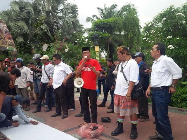 Warga Surabaya protes pembongkaran cagar budaya radio perjuangan