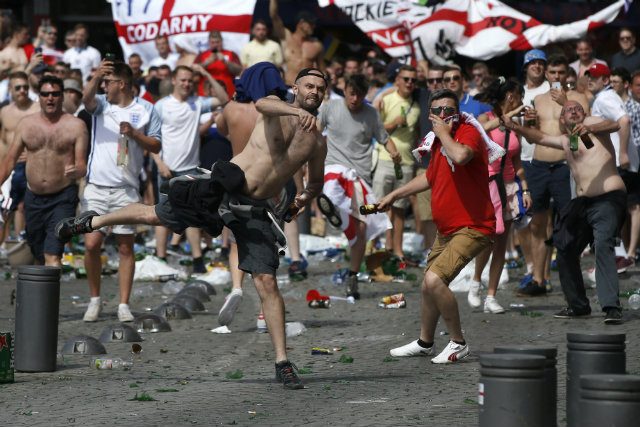 Suporter Inggris melempari polisi anti huru-hara dengan botol bir kaca saat bentrok dengan fans Rusia pada Sabtu, 11 juni 2016 di Marseille, Prancis. Kerusuhan membuat 35 orang luka-luka.EPA/GUILLAUME HORCAJUELO 