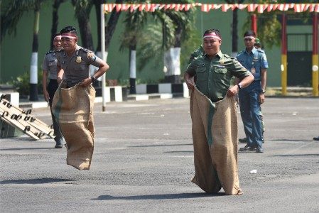 Dua orang anggota TNI dan Polri memacu kecepatan mengikuti lomba balap karung disela-sela silaturahmi Forum Pimpinan Daerah (Forpimda) Surabaya di Makorem Bhaskara Jaya, Surabaya, Jawa Timur, Rabu (16/8). FOTO oleh M Risyal Hidayat/ANTARA 