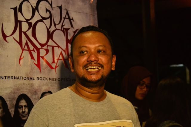 PINDAH VENUE. Anas Alimi, CEO Rajawali Indonesia, promotor 'JogjaROCKarta' menjelaskan kronologis perpindahan kembali venue di hari ketiga jelang event digelar. Foto oleh Dyah A. Pitaloka/Rappler 
